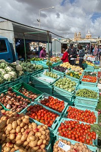 ETALAGE DE FRUITS ET LEGUMES, MARCHE DE MARSAXLOKK, MALTE 