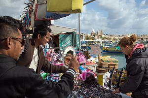 MANCHANDE DE LUNETTES SUR LE MARCHE DE MARSAXLOKK, MALTE 