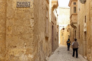 RUELLE ETROITE DE MDINA ET PASSANTES, MALTE 