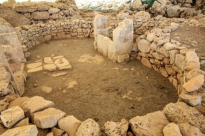 LES TEMPLES MEGALITHIQUES DE MNAJDRA, VOISINS DE CEUX D'HAGAR QIM, SONT INSCRITS AU PATRIMOINE MONDIAL DE L'UNESCO, MALTE 