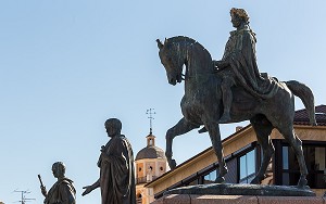 STATUE EQUESTRE DE NAPOLEON BONAPARTE (1769-1821) ET DE SES QUATRE FRERES SUR LA PLACE DE GAULLE A AJACCIO ET DOME DE LA CATHEDRALE NOTRE DAME DE LA MISERICORDE, CORSE DU SUD (2A), FRANCE 