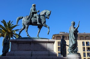 STATUE EQUESTRE DE NAPOLEON BONAPARTE (1769-1821) ET DE SES QUATRE FRERES SUR LA PLACE DE GAULLE A AJACCIO, CORSE DU SUD (2A), FRANCE 