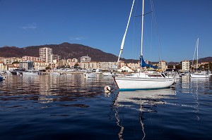 VOILIER, BAIE D'AJACCIO, PORT D'AJACCIO, CORSE-DU-SUD, FRANCE 