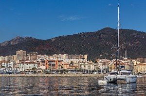 VOILIER, BAIE D'AJACCIO, PORT D'AJACCIO, CORSE-DU-SUD, FRANCE 