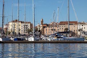 PORT DE PLAISANCE, VOILIERS ET DOME DE LA CATHEDRALE NOTRE DAME DE LA MISERICORDE, BAIE D'AJACCIO, PORT D'AJACCIO, CORSE-DU-SUD, FRANCE 