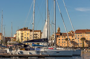 PORT DE PLAISANCE, VOILIERS ET DOME DE LA CATHEDRALE NOTRE DAME DE LA MISERICORDE, BAIE D'AJACCIO, PORT D'AJACCIO, CORSE-DU-SUD, FRANCE 