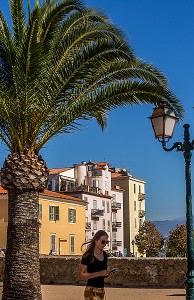 JEUNE FILLE, QUARTIER DE LA CITADELLE, AJACCIO, CORSE DU SUD (2A), FRANCE 