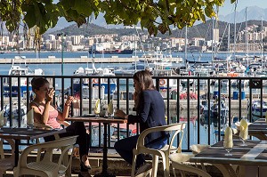 JEUNES FEMME A LA TERRASSE D'UN RESTAURANT, TERRASSE DE CAFE SUR LE PORT D'AJACCIO, CORSE DU SUD (2A), FRANCE 