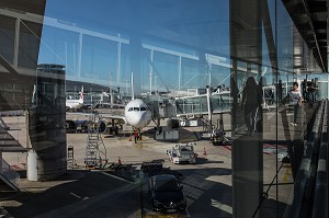 ILLUSTRATION DEBARQUEMENT DES PASSAGER D'UN AVION, AEROPORT PARIS CHARLES DE GAULLE, ROISSY EN FRANCE 