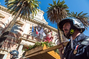 PROCESSION DE SAPEURS-POMPIERS AVEC LA SAINTE-BARBE, PATRONNE DES SAPEURS-POMPIERS, HOTEL DE VILLE, AJACCIO, CORSE DU SUD, FRANCE 