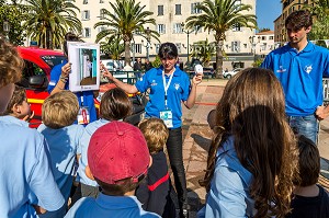 SENSIBILISATION DE LA CONDUITE A TENIR EN CAS D'INCENDIE AUPRES DU JEUNE PUBLIC, ROLE DES DETECTEURS DE FUMEE, AJACCIO, CORSE DU SUD, FRANCE 