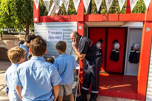 JEUNES ECOLIERS, SENSIBILISATION A LA CONDUITE A TENIR EN CAS D'INCENDIE, DONNER L'ALERTE, AJACCIO, CORSE DU SUD, FRANCE 