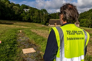 TELEPILOTE DE DRONE EN EVOLUTION, SAINT-PIERRE AZIF, (14) CALVADOS, NORMANDIE, FRANCE 