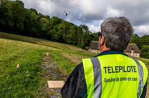 TELEPILOTE DE DRONE EN EVOLUTION, SAINT-PIERRE AZIF, (14) CALVADOS, NORMANDIE, FRANCE 