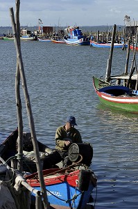 BATEAUX DE PECHE SUR LES QUAIS DU PORT DE PALAFITICO, ESTUAIRE DU RIO SADO , ALENTEJO, PORTUGAL 