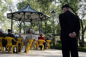 PASSANT REGARDANT UN MUSICIEN JOUANT DANS UN KIOSQUE A MUSIQUE, ALENTEJO, PORTUGAL 