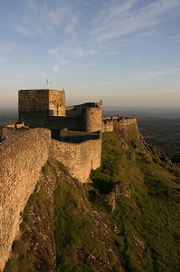 CHATEAU FORTERESSE DU VILLAGE FORTIFIE DE MARVAO AU COUCHE DU SOLEIL, ALENTEJO, PORTUGAL 