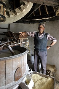LE MEUNIER A L'INTERIEUR DU MOULIN, ODEMIRA, ALENTEJO, PORTUGAL 