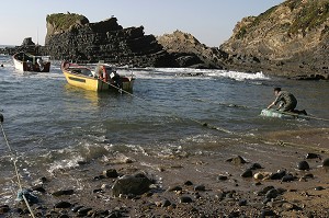 BATEAUX DE PECHE EN BORD DE MER, DE LAPA DE POMPAS, ALMOGRAVE, ALENTEJO, PORTUGAL 