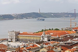 PRACA DO COMERCIO, PLACE DU COMMERCE, BATEAU PORTE CONTAINER SUR LE TAGE ET STATUE DU CRISTO REI, PORTUGAL, EUROPE 