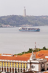 PRACA DO COMERCIO, PLACE DU COMMERCE, BATEAU PORTE CONTAINER SUR LE TAGE ET STATUE DU CRISTO REI, PORTUGAL, EUROPE 