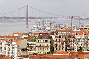 BATEAU DE CROISIERE A QUAI, PORTE CONTAINER ET DOCK SUR LE TAGE ET PONTE 25 AVRIL, PONT DU 25 AVRIL, PORTUGAL, EUROPE 