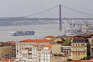 QUARTIER DE LA BAIXA, BATEAU PORTE CONTAINER SUR LE TAGE ET PONTE 25 AVRIL, PONT DU 25 AVRIL, PORTUGAL, EUROPE 