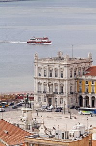 PRACA DO COMERCIO, PLACE DU COMMERCE ET FERRY SUR LE TAGE, PORTUGAL, EUROPE 