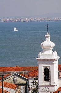 EGLISE, IGREJA SAO MIGUEL ET VUE SUR LE TAGE, QUARTIER DE L'ALFAMA, PORTUGAL, EUROPE 