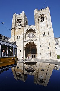 CATHEDRALE SE, SE CATHEDRAL AVEC REFLET ET TRAMWAY, QUARTIER DE L'ALFAMA, LISBONNE 