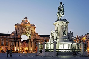 STATUE DE DOM JOAO I, PRACA DO COMERCIO, PLACE DU COMMERCE DE NUIT, QUARTIER DE LA BAIXA, LISBONNE, PORTUGAL, EUROPE 