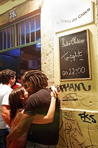 COUPLE MIXTE, CAFE, BAR A FADO A TASCA DO CHICO, QUARTIER DU BAIRRO ALTO, PORTUGAL, EUROPE 