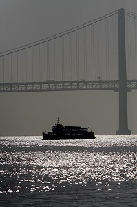 FERRY SUR LE TAGE ET PONT DU 25 AVRIL A CONTRE JOUR, PORTUGAL, EUROPE 