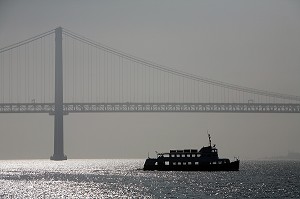 FERRY SUR LE TAGE ET PONT DU 25 AVRIL A CONTRE JOUR, PORTUGAL, EUROPE 