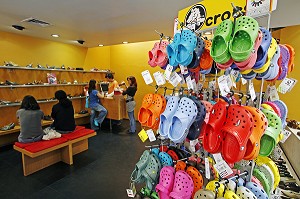 PRESENTOIR DE CHAUSSURES CROCS. CROCS, CHAUSSURES CONFORTABLES, LEGERES ET EN COULEUR. CES CHAUSSURES  PEUVENT SE PERSONNALISER AVEC DES PIN'S, BOUTIQUE BANDARRA, PORTUGAL, EUROPE 