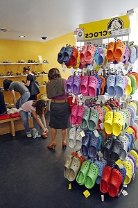 PRESENTOIR DE CHAUSSURES CROCS. CROCS, CHAUSSURES CONFORTABLES, LEGERES ET EN COULEUR. CES CHAUSSURES  PEUVENT SE PERSONNALISER AVEC DES PIN'S, BOUTIQUE BANDARRA, PORTUGAL, EUROPE 