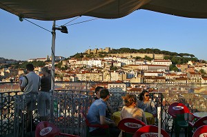 LISBONNE ET CASTELLO DE SAO JORGE, VUE DE L'ELEVADOR DE SANTA JUSTA, LISBONNE, PORTUGAL 