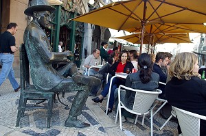 STATUE DE FERNANDO PESSOA, POETE PORTUGAIS, CAFE A BRASILEIRA, QUARTIER DU CHIADO LISBONNE, PORTUGAL 