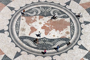 AU PIED DU MONUMENT DES DECOUVERTES, UNE MOSAIQUE REPRESENTE LA CARTE DU MONDE SERTIE D'UNE ROSE DES VENTS, QUARTIER DE BELEM, LISBONNE, PORTUGAL 