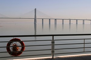 PONT VASCO DE GAMA, (PONTE VASCO DA GAMA), QUARTIER DU PARC DES NATIONS, SITE DE L'EXPOSITION UNIVERSELLE DE 1998, LISBONNE, PORTUGAL 