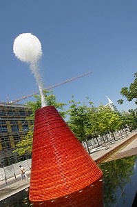 FONTAINE, QUARTIER DU PARC DES NATIONS, SITE DE L'EXPOSITION UNIVERSELLE DE 1998, LISBONNE, PORTUGAL 