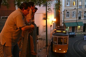 AMBIANCE DE RUE, QUARTIER DE L'ALFAMA, LISBONNE, PORTUGAL 