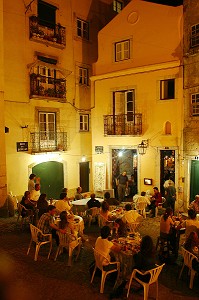 CAFE DE FADO VADIO, FADO POPULAIRE PRATIQUE PAR TOUS, QUARTIER DE L'ALFAMA, LISBONNE, PORTUGAL 