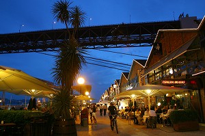 RESTAURANT FACE AU PONT DU 25 AVRIL, QUARTIER DES DOCKS, LISBONNE, PORTUGAL 