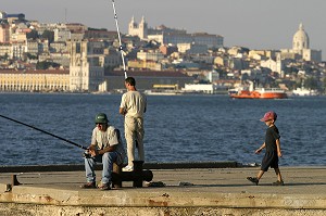 PECHEURS SUR LES RIVES DU TAGE, LISBONNE, PORTUGAL 