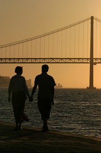 COUCHE DE SOLEIL SUR LE PONT DU 25 AVRIL, CACILHAS FACE A LISBONNE SUR L'AUTRE RIVE DU TAGE, PORTUGAL 