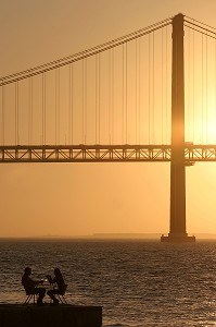 COUCHE DE SOLEIL SUR LE PONT DU 25 AVRIL, CACILHAS FACE A LISBONNE SUR L'AUTRE RIVE DU TAGE, PORTUGAL 