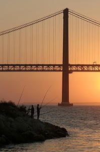 PECHEURS, COUCHE DE SOLEIL SUR LE PONT DU 25 AVRIL, CACILHAS FACE A LISBONNE SUR L'AUTRE RIVE DU TAGE, PORTUGAL 