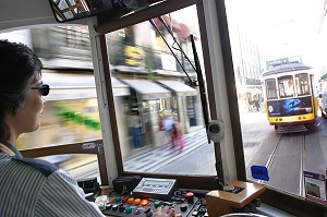 OTILIA SILVA, CONDUCTRICE DU TRAMWAY NUMERO 28, LISBONNE, PORTUGAL 