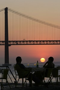 COUCHE DE SOLEIL SUR LE PONT DU 25 AVRIL, CACILHAS FACE A LISBONNE SUR L'AUTRE RIVE DU TAGE, PORTUGAL 